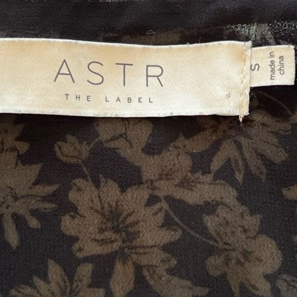 ASTR the Label Women’s Floral Wrap Front Top Size Small Black Yellow and White - Picture 10 of 11